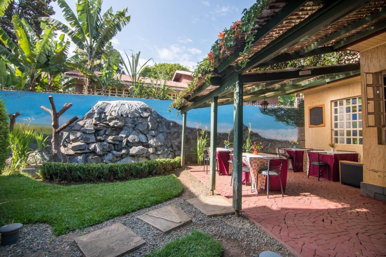 Crest Safari Lodge Bed And Breakfast Arusha Kültér fotó